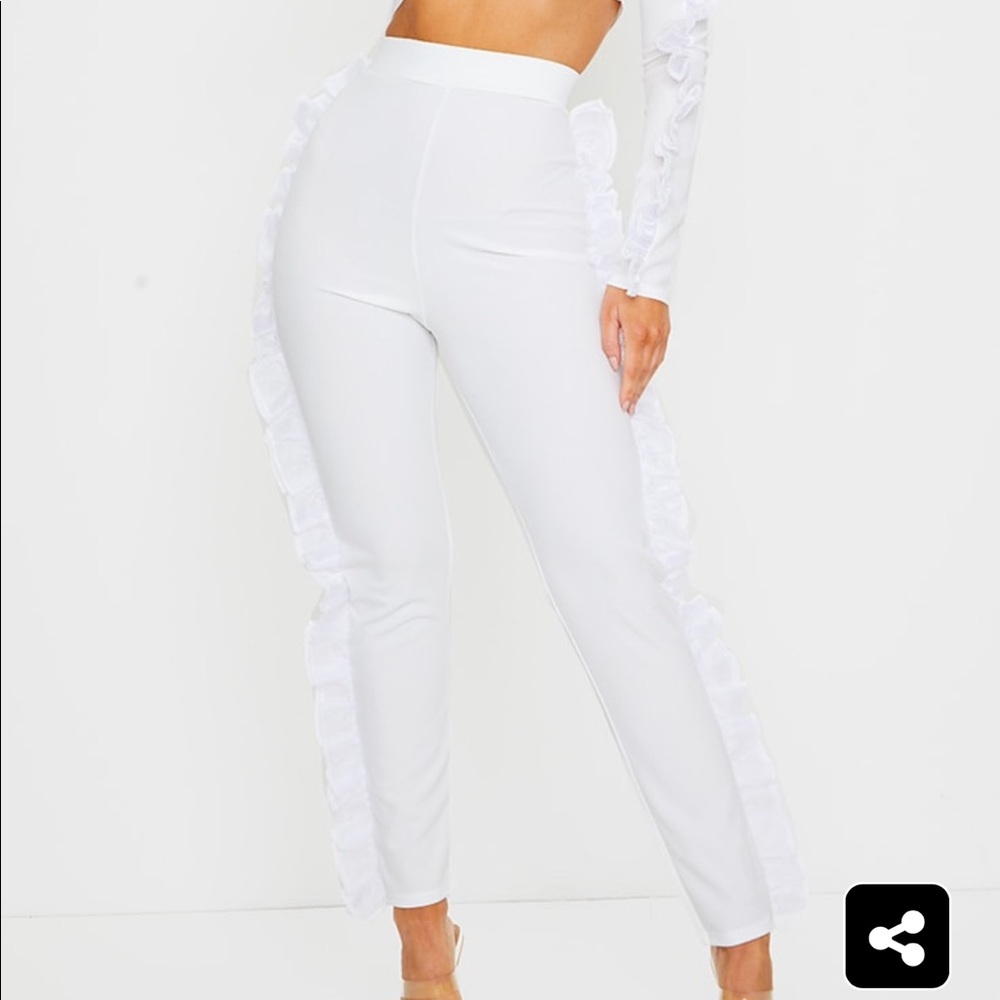 Whit pants with frills